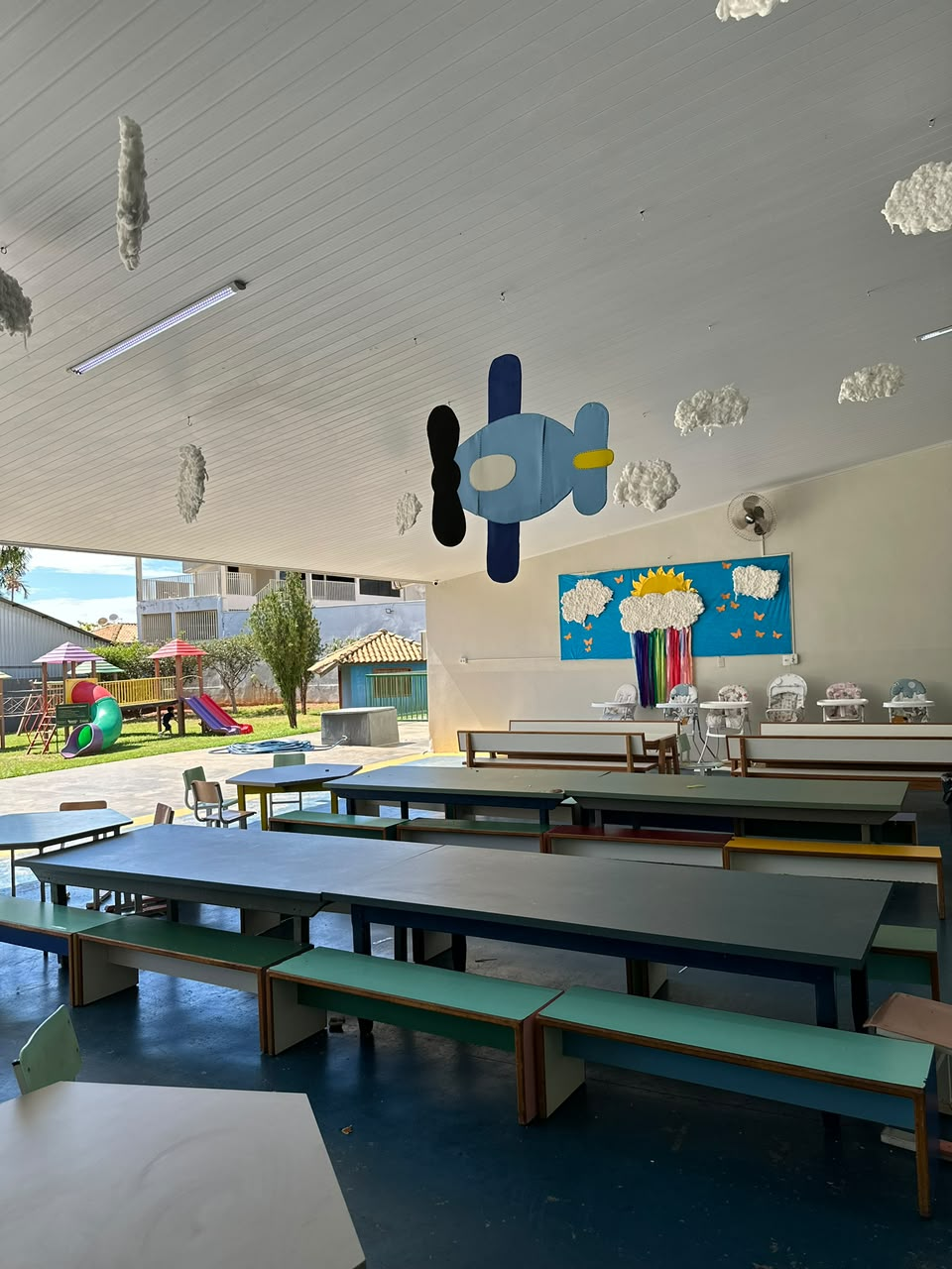 Pátio coberto e refeitório da Escola Aquarela