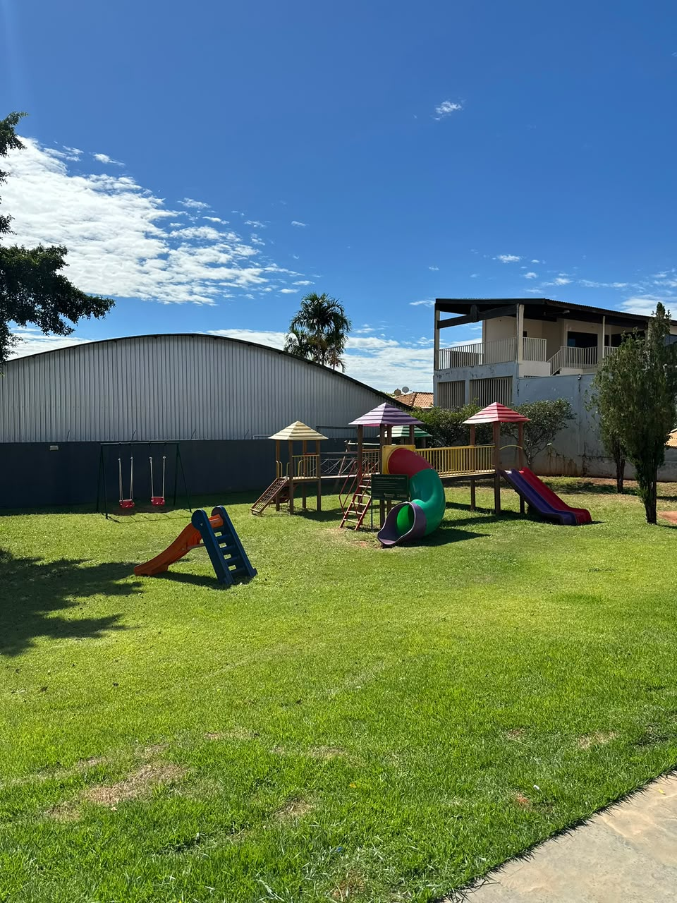 Parque da Escola Aquarela com playground e área verde